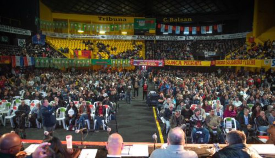 imagen de AEBU presente en el Congreso del PIT-CNT
