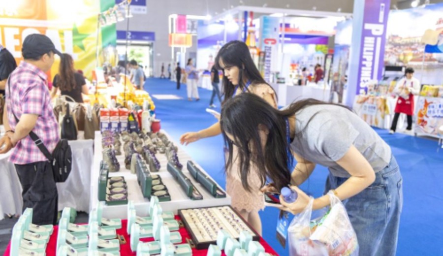 imagen de Pabellón nacional de Uruguay atrae multitudes con amatistas en Feria Internacional de Inversión y Comercio en China