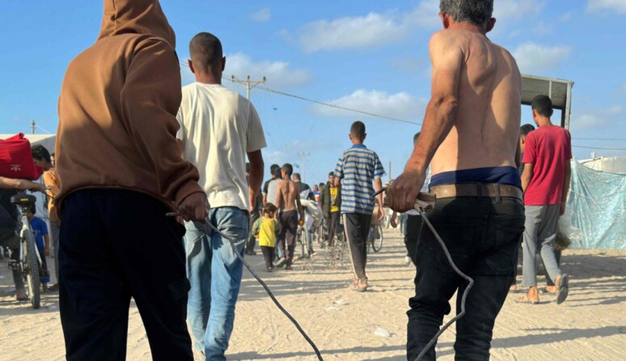 imagen de Caos en Gaza: Una multitud desesperada "asalta" los centro de ayuda por alimentos