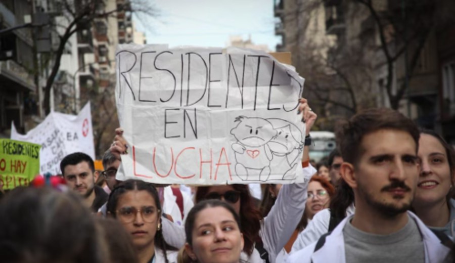 imagen de Trabajadores del Hospital Garrahan protestaron frente al Ministerio de Salud en reclamo por mejoras en los salarios
