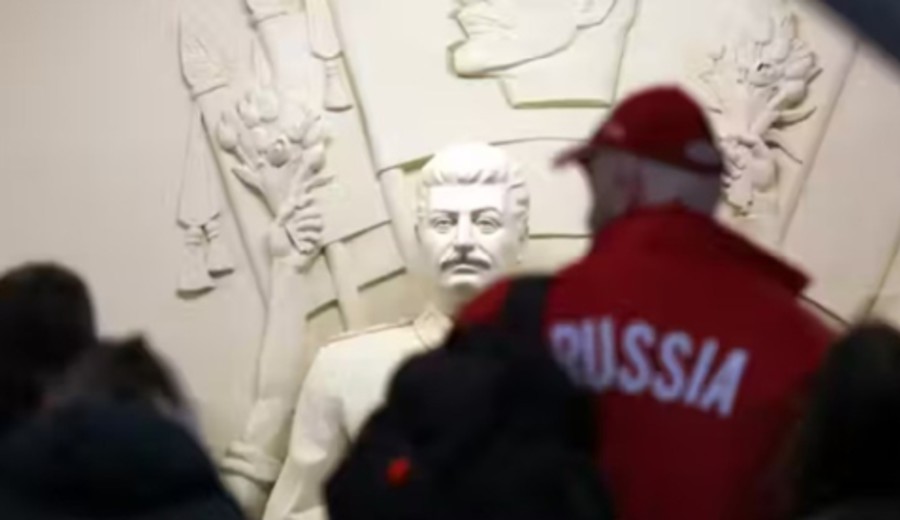 imagen de Stalin ha vuelto al metro de Moscú visto desde la óptica británica