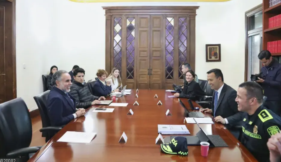 imagen de Colombia invertirá 84 millones de euros en reforzar la protección de 41 políticos tras el ataque a Uribe