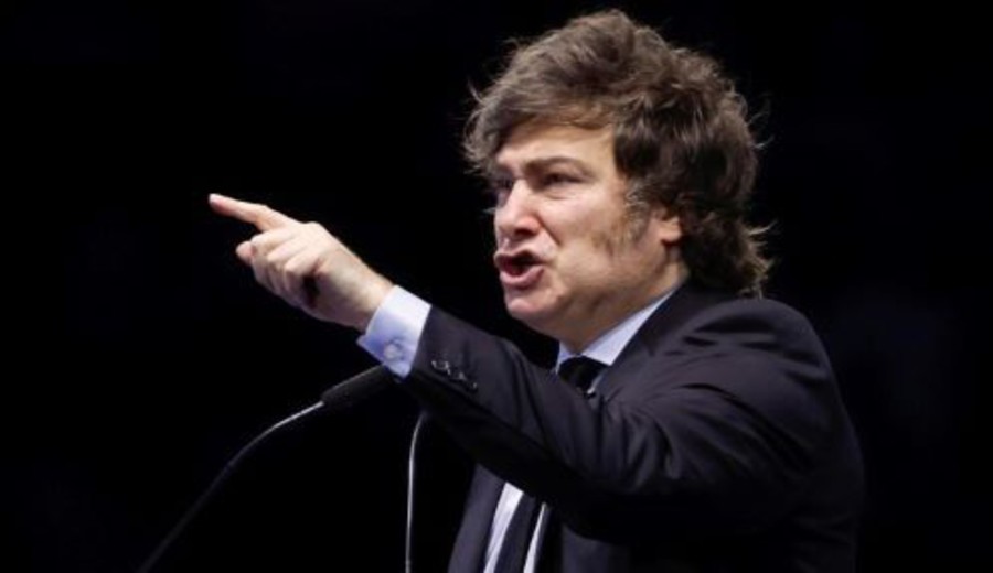 imagen de Milei en campaña, en estado puro: llama "burro eunuco" al gobernador de Buenos  Aires, Axel Kicillof