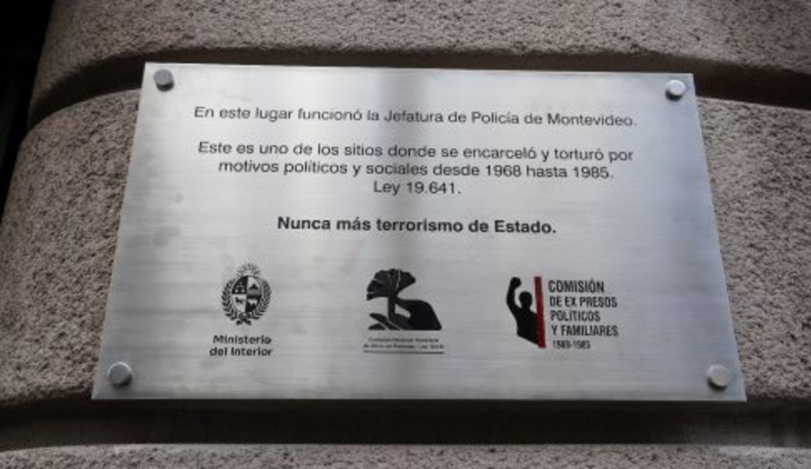 imagen de Colocaron en la exJefatura de Policía Placa de la Memoria que reconoce a víctimas de violaciones a derechos humanos