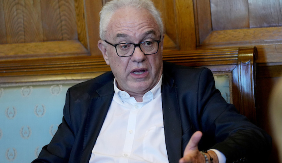 imagen de Lubetkin escuchó a uruguayo que no podrá entrar a Alemania y aseguró que la embajada brinda "información contradictoria"