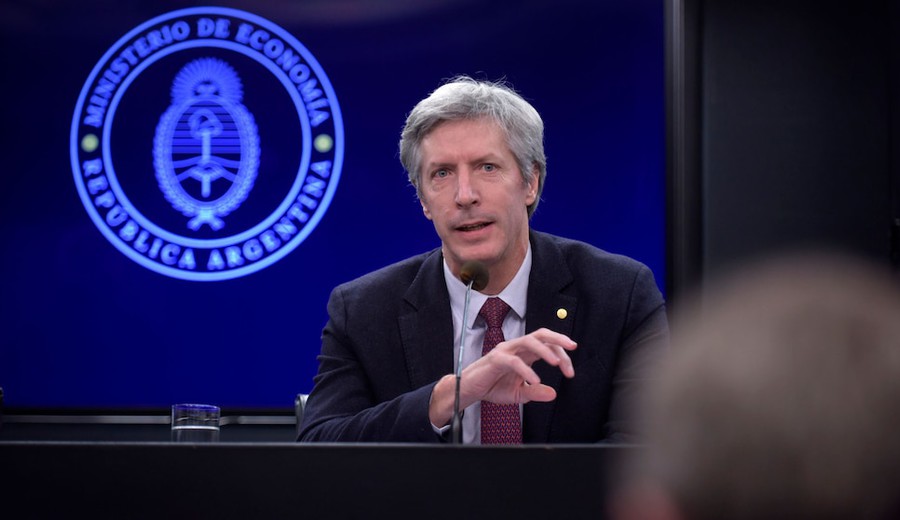 imagen de El FMI advirtió que el Banco Central usó en julio al menos USD 3.000 millones en futuros para frenar el salto del dólar