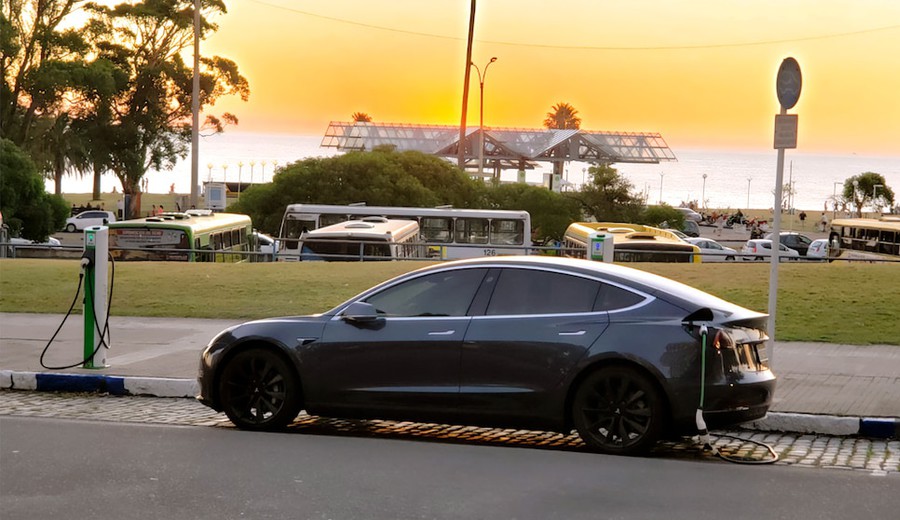 imagen de Incentivos, impuestos y matriz renovable: por qué Uruguay vive un boom de autos eléctricos y Argentina no
