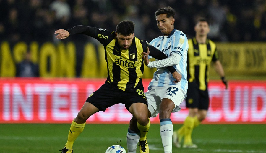 imagen de Peñarol, que fue superior, le ganó a Racing de Avellaneda 1-0 en el Campeón del Siglo