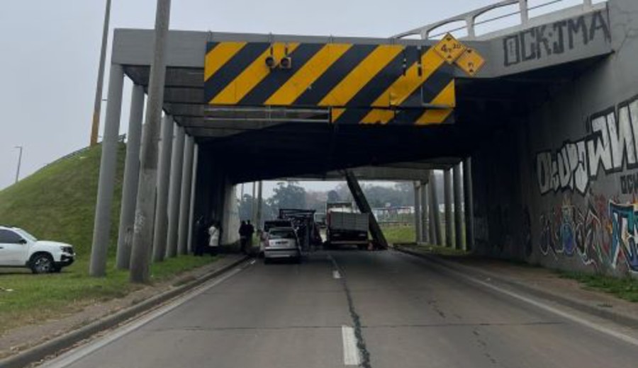 imagen de Intendencia de Montevideo anuncia inicio de reconstrucción del puente en los accesos dañado por un camión