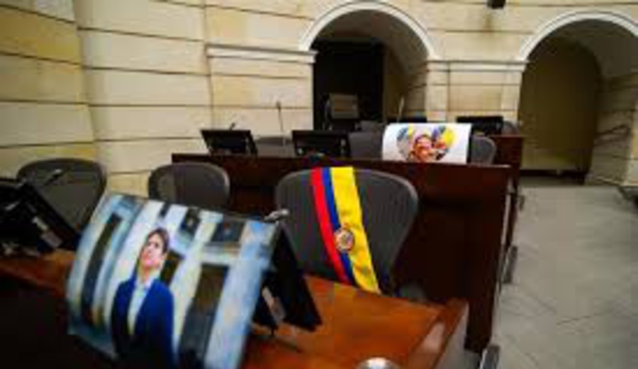 imagen de El padre del difunto senador Miguel Uribe sustituye a su hijo como precandidato presidencial en Colombia