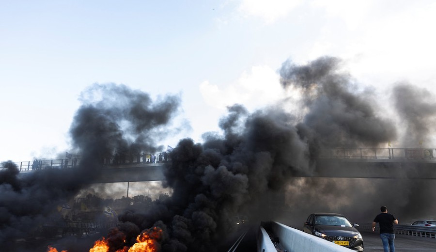 imagen de Protestas y cortes de rutas sacuden Israel en demanda de un alto el fuego y la pronta liberación de los rehenes