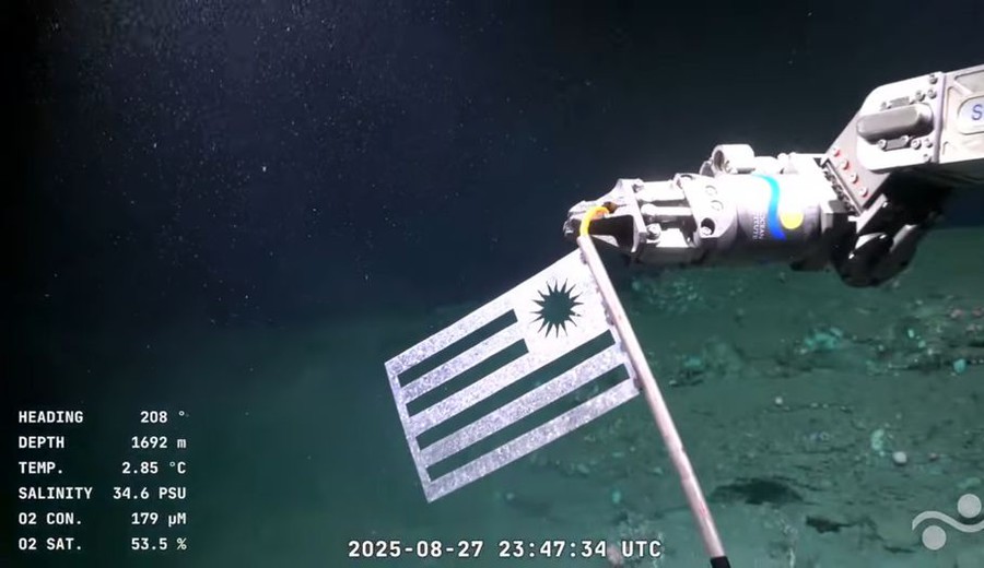 imagen de Equipo de Uruguay Sub200 colocó bandera uruguaya metálica a 1.689 metros en el fondo del mar