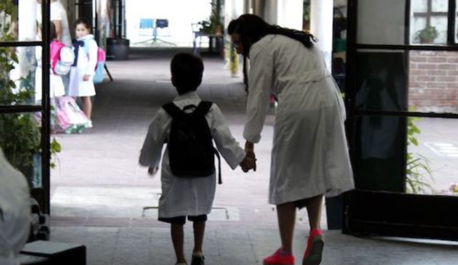 imagen de Extenderán a todos los escolares de educación pública el bono de $ 2.500
