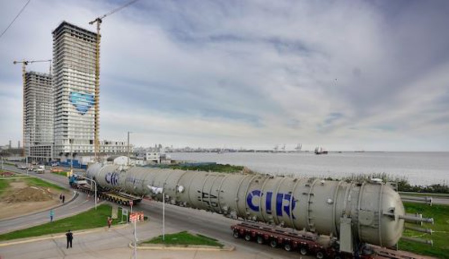 imagen de Empresa uruguaya CIR fabricó y exportó una torre de destilación de 60 metros de altura y 350 toneladas de peso