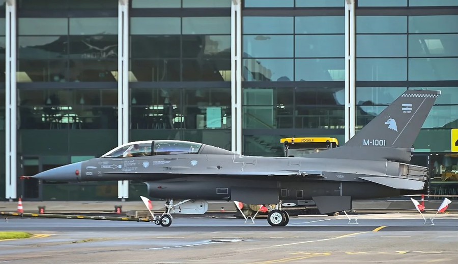 imagen de Argentina: M-1001, el primero de los cazas F-16BM que arribarán en diciembre, ya luce los colores de la Fuerza Aérea