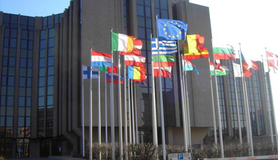imagen de La extrema derecha ya no quiere romper Europa, prefiere mandarla
