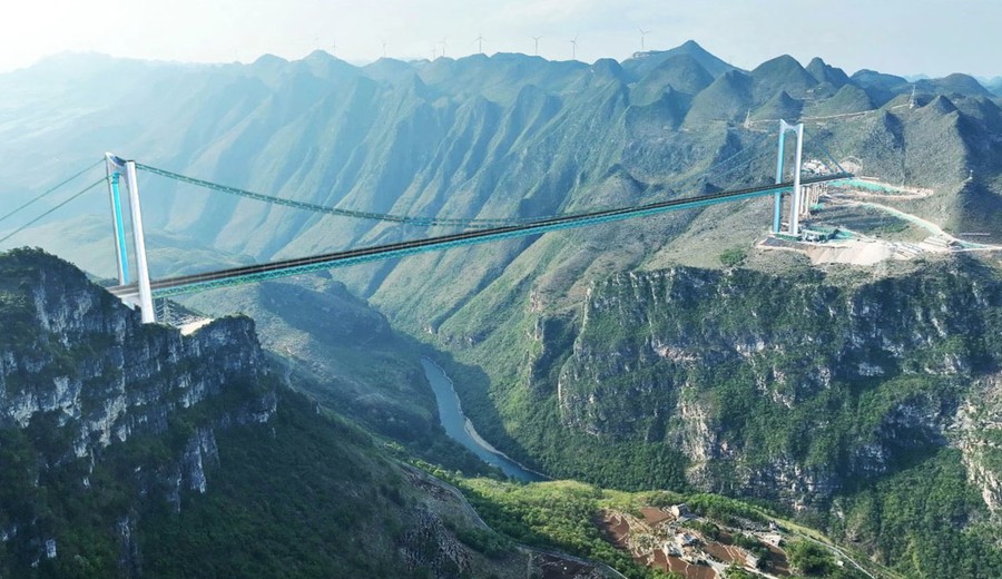 imagen de China: Inauguran el puente colgante más alto y largo del mundo, levantado a 625 metros sobre un río
