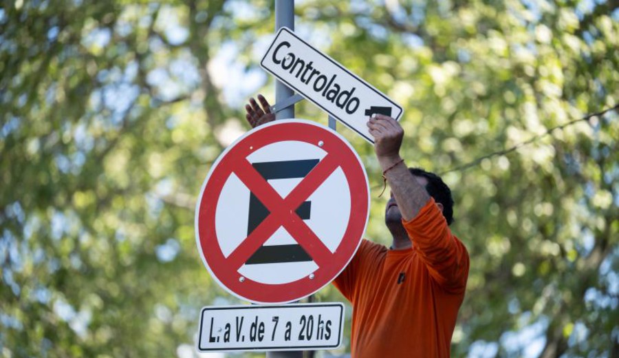 imagen de IM anunció que comenzará a multar con 2 UR ($3.672) por estacionamiento indebido