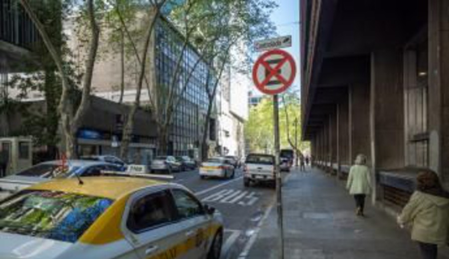 imagen de Montevideo comienza campaña informativa previa a fiscalizar el estacionamiento en veredas