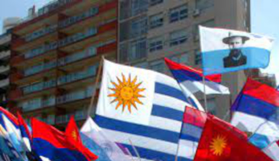 imagen de Equipos: 36% de los uruguayos se define de centro, 31% de derecha o centro derecha y 28% de izquierda o centro izquierda