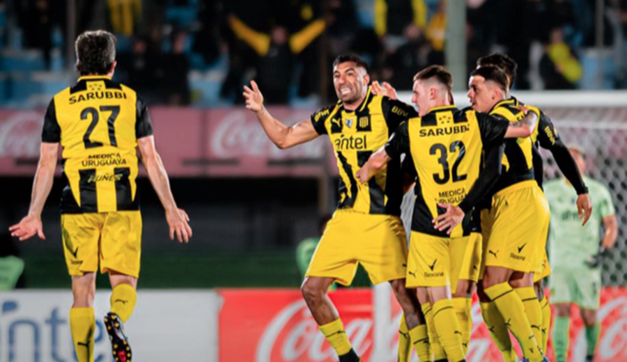 imagen de Peñarol dio vuelta la semifinal, derrotó a Liverpool 2-1 y clasificó a las finales que jugará con Nacional