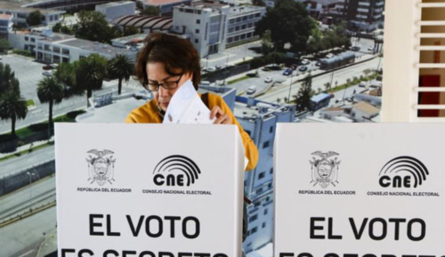 imagen de Ecuatorianos rechazan en referendo constitucional retorno de bases militares extranjeras al país