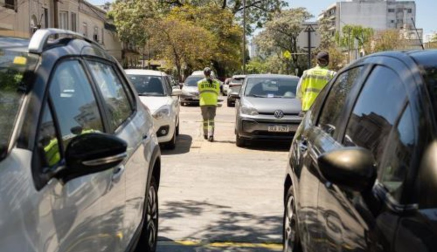 imagen de La Intendencia de Montevideo comenzó a fiscalizar y multar por estacionar en veredas