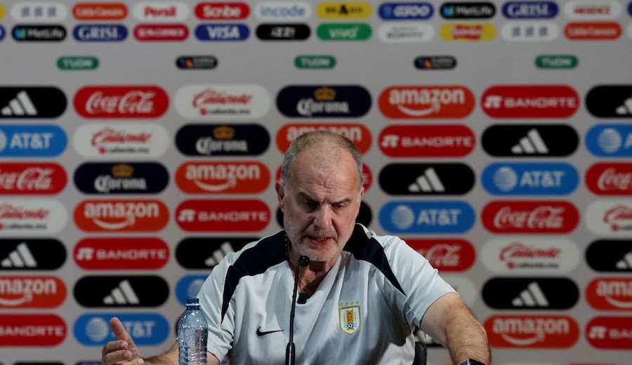 imagen de Bielsa habló 1 hora y 45 minutos para anunciar que sigue en Uruguay: por qué se considera “tóxico” y los roces internos