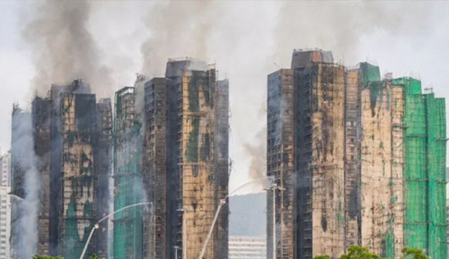 imagen de 65 muertos en Hong Kong, buscan sobrevivientes del incendio