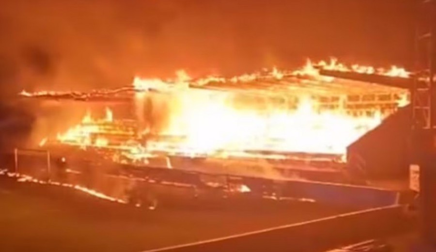 imagen de Haka Valkeakoski, tradicional equipo de Finlandia, se fue al descenso y sus hinchas prendieron fuego el estadio