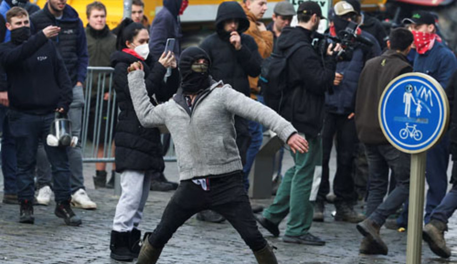 imagen de Protestas masivas de agricultores contra el acuerdo con el Mercosur en Bruselas durante la cumbre de la Unión Europea
