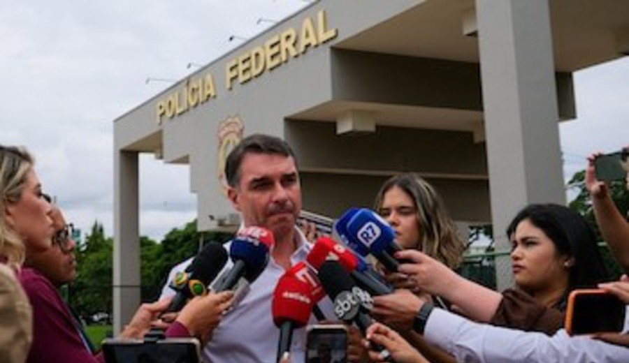 imagen de El expresidente Jair Bolsonaro confirmó a su hijo Flávio como precandidato presidencial en 2026 en Brasil