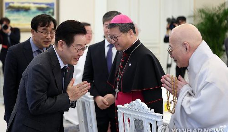 imagen de Lee promete grandes esfuerzos para una sociedad inclusiva en su reunión con los líderes religiosos