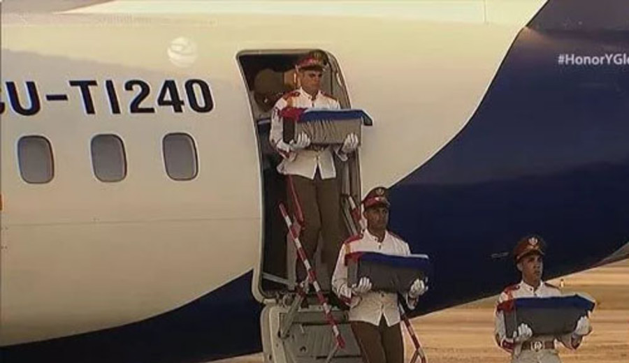 imagen de Los cuerpos de los combatientes cubanos caídos tras el ataque de EEUU contra Venezuela arriban a la Habana