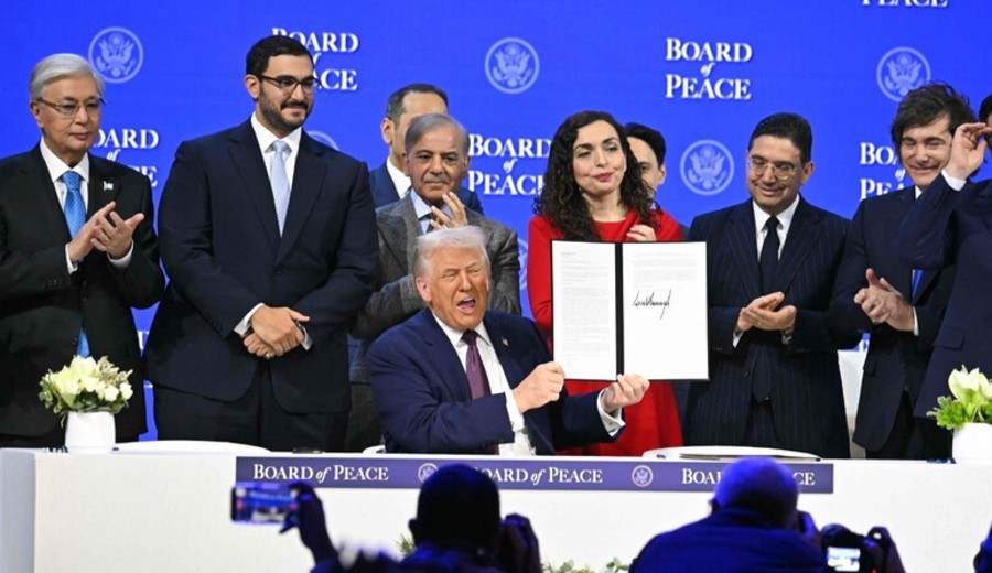 imagen de Trump firmó en Davos la carta fundacional de su Consejo de Paz: "todos quieren formar parte"