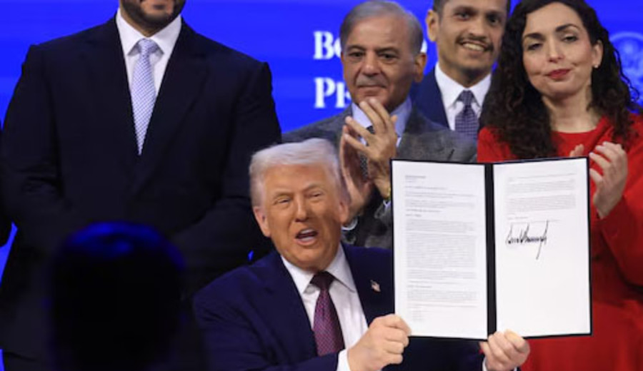 imagen de Trump lanza "Consejo de Paz" en Davos, suscitando críticas por socavar la ONU