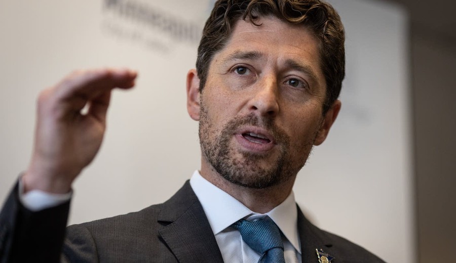 imagen de Alcalde de Mineápolis denuncia homicidio: "Acabo de ver un video de más de seis agentes disparándole hasta matarlo"