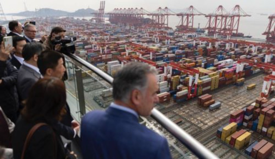 imagen de Intensa actividad oficial en Shanghái: visita al puerto y reunión con autoridades locales
