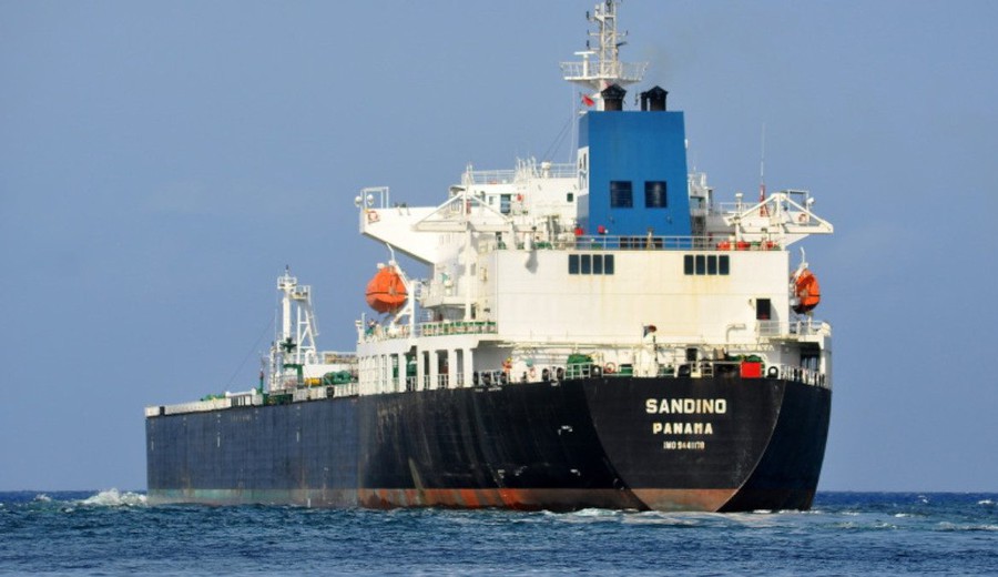 imagen de Cuba: Tanquero Sandino entra al puerto de Matanzas con 400 mil barriles de combustible