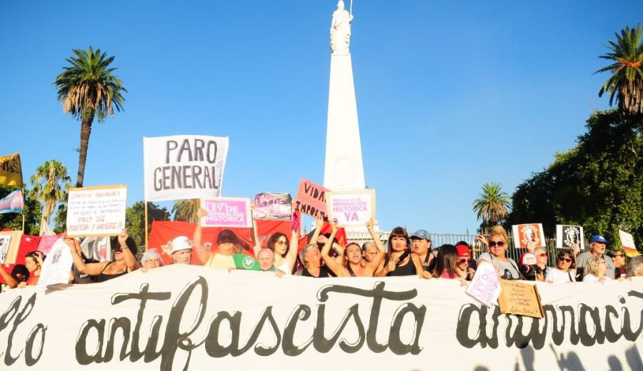 imagen de Multitudinaria marcha de la comunidad LGBTI+ contra el racismo y el fascismo en Buenos Aires
