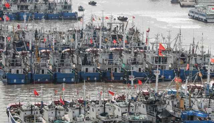 imagen de China movilizó 1.400 barcos de pesca para crear una barrera artificial de 200 millas