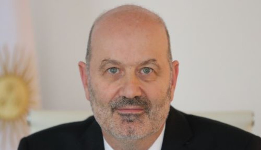 imagen de Denuncian al ministro argentino Sturzenegger: contrato millonario de Cancillería con organización que preside su esposa