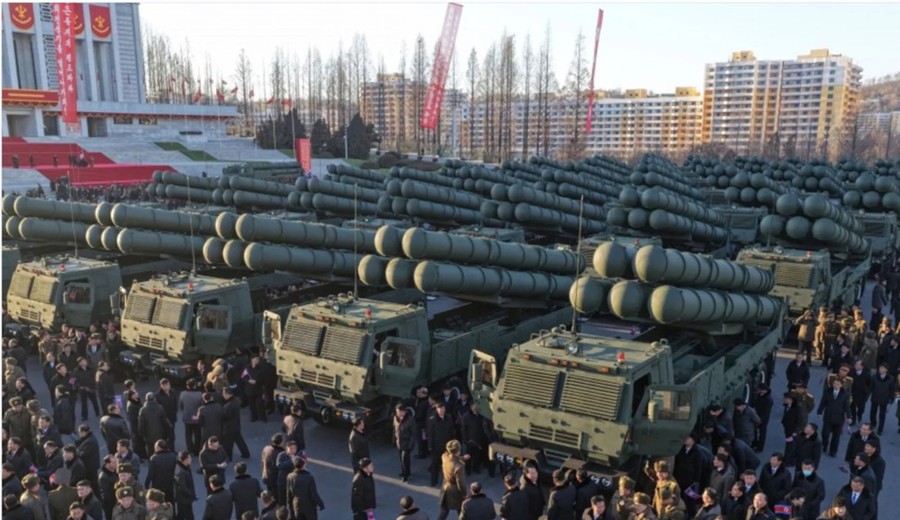 imagen de Corea del Norte entrega 50 sistemas de cohetes KN-25 de 600 mm a unidades de combate