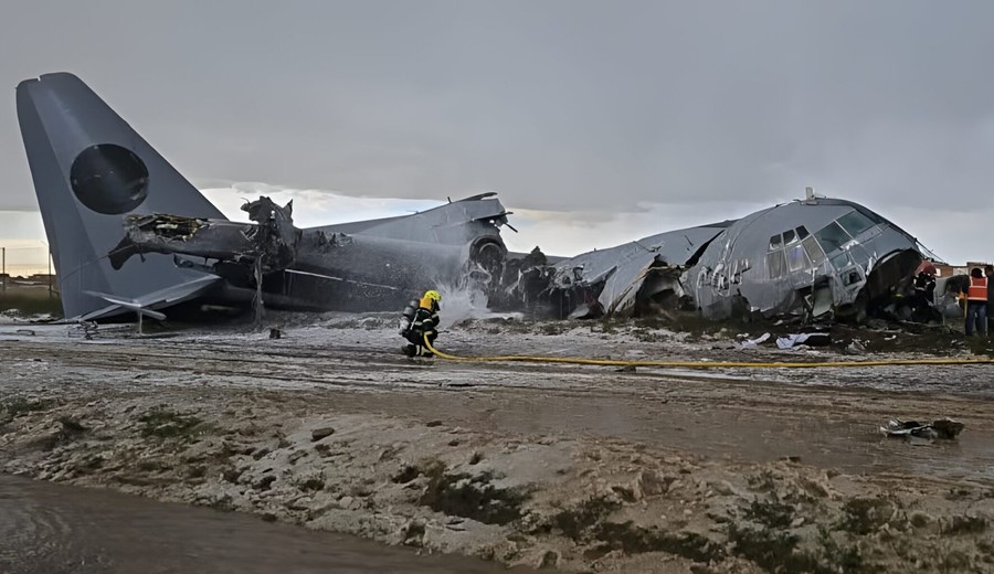 imagen de Bolivia: Un avión militar se estrelló cargado con dinero, murieron 22 personas