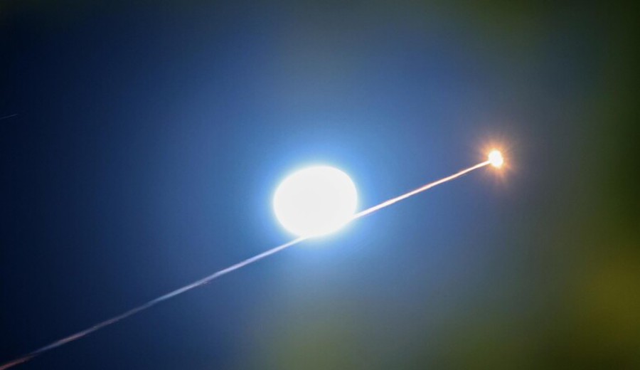 imagen de Israel bajo fuego: proyectiles disparados por Irán y Hezbolá