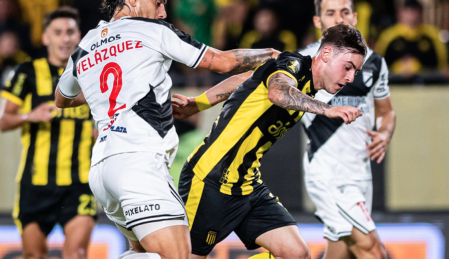 imagen de Peñarol empató 1-1 con Danubio en el Campeón del Siglo