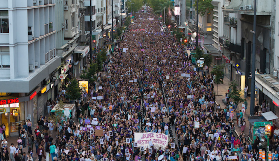 imagen de 8M: mujeres marcharon frente a la violencia machista y las desigualdades de género ante un “Estado ausente”