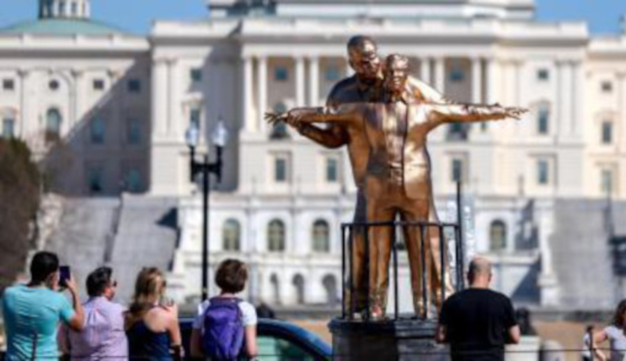 imagen de “King of the World”: Escultura con Trump y Epstein causa revuelo político en Washington