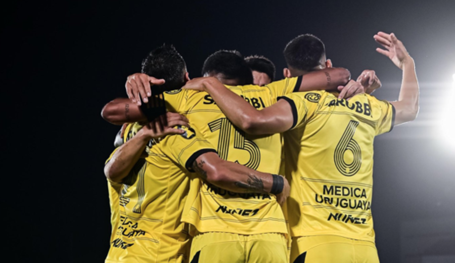 imagen de Peñarol, sin sobrarle nada, venció 1-0 a Albion y lidera el Apertura