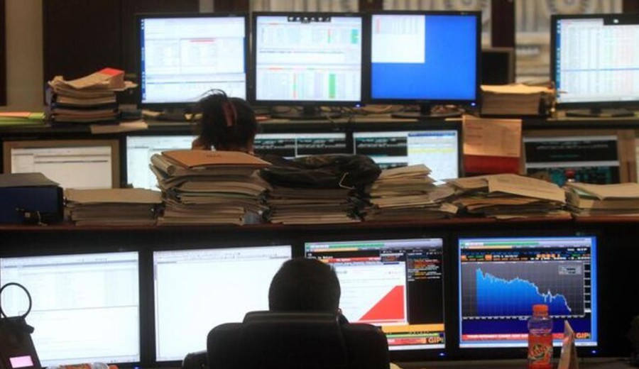 imagen de Los ataques a refinerías en el Golfo disparan el precio del petróleo y el gas y golpean a bolsas de Europa y Asia